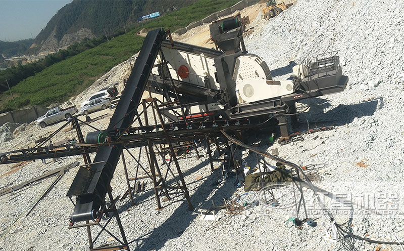 移動式錘式破碎機工作現(xiàn)場