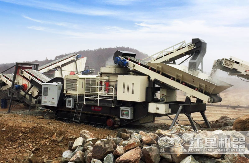 履帶式圓錐破移動(dòng)破碎站工作現(xiàn)場(chǎng)