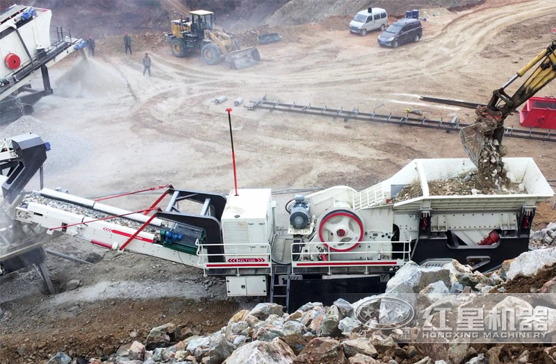 履帶式鄂破移動(dòng)破碎站工作現(xiàn)場(chǎng)