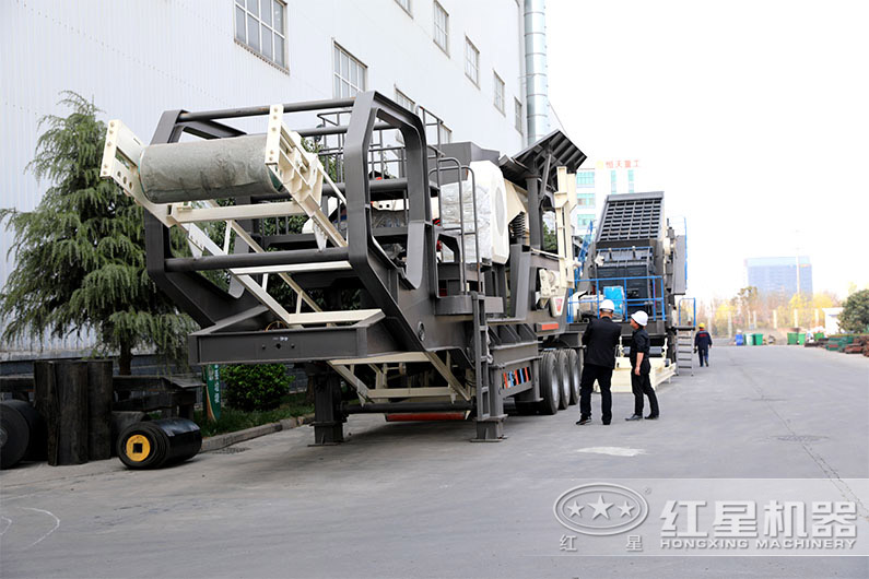 客戶來廠考察移動(dòng)破碎機(jī)設(shè)備