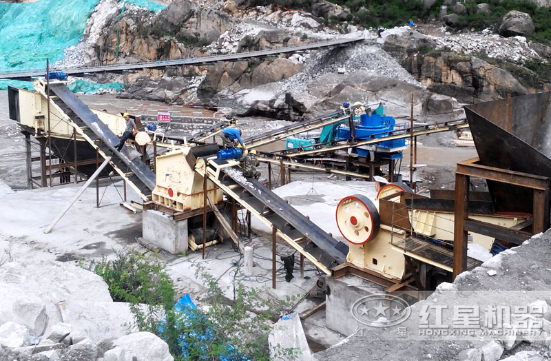 山石破碎制砂現(xiàn)場(chǎng)