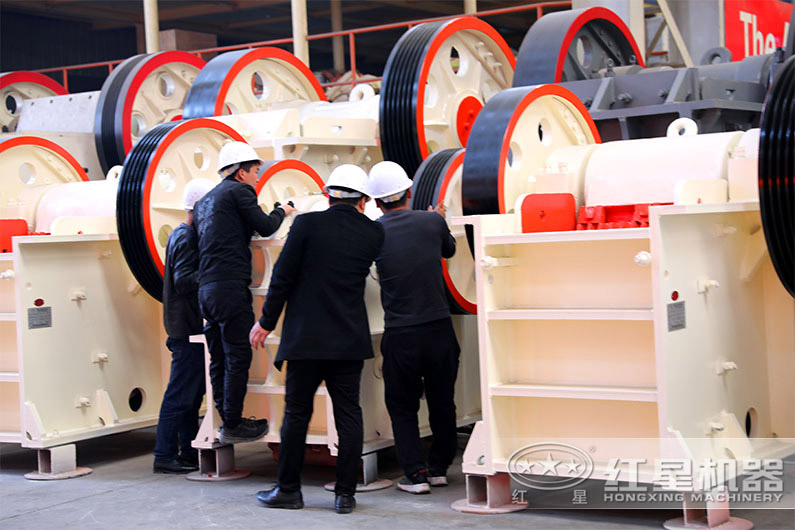 客戶到廠考察顎式破碎機(jī)設(shè)備