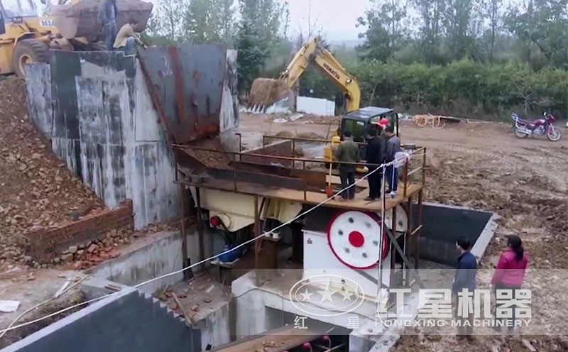 PE系列顎式破碎機現(xiàn)場實拍