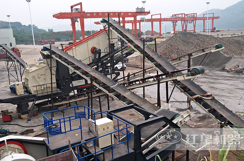 移動(dòng)反擊式破碎機(jī)在重慶礦渣再生處理現(xiàn)場(chǎng)