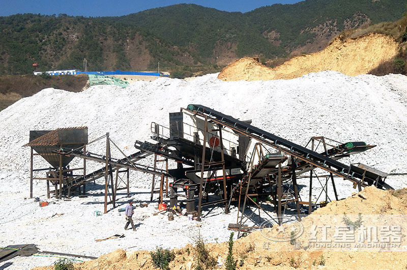 涼山移動破碎機現(xiàn)場灼熱的環(huán)境擋不住生產(chǎn)的熱情