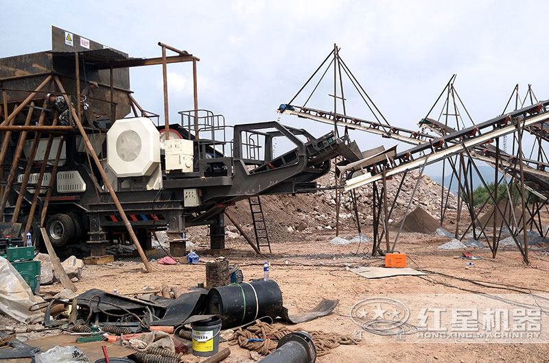 巴中用戶的移動(dòng)碎石制砂現(xiàn)場(chǎng)已經(jīng)開始試機(jī)啦