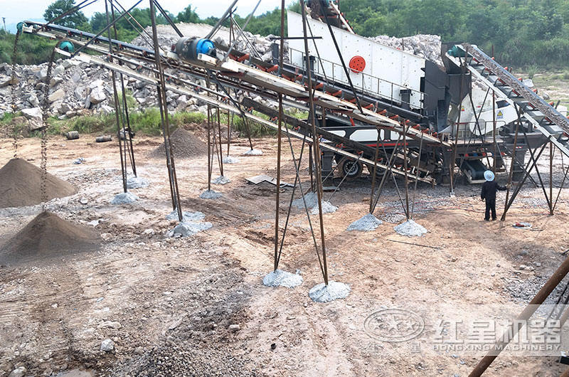 移動(dòng)重錘式破碎機(jī)制砂現(xiàn)場(chǎng)