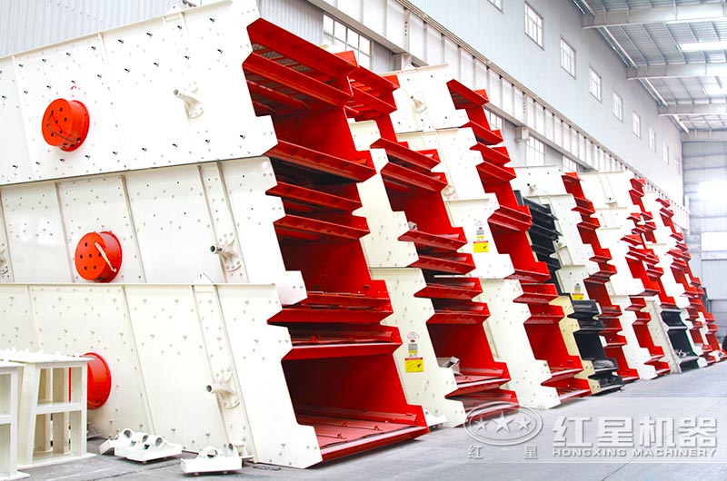 客戶(hù)預(yù)定的大量圓振動(dòng)篩等待發(fā)貨