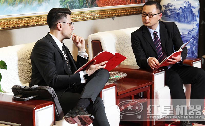 工作人員接待國(guó)外客戶