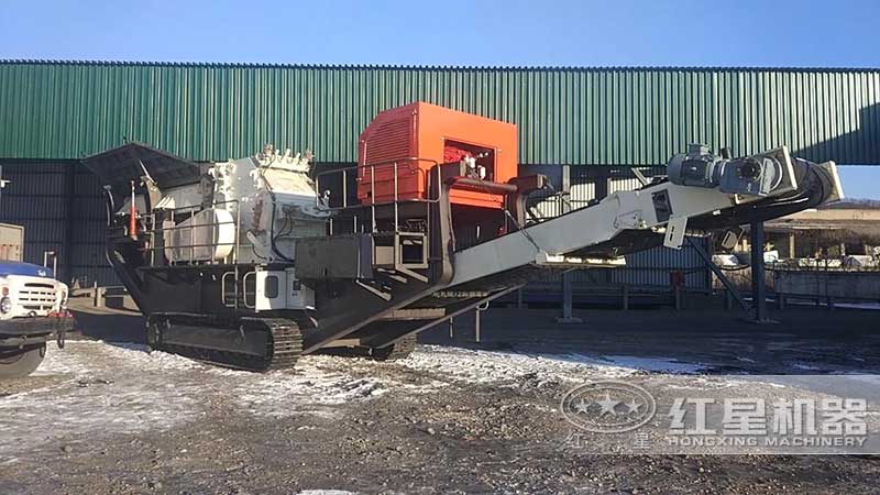 履帶移動(dòng)反擊式破碎機(jī)工作現(xiàn)場(chǎng)