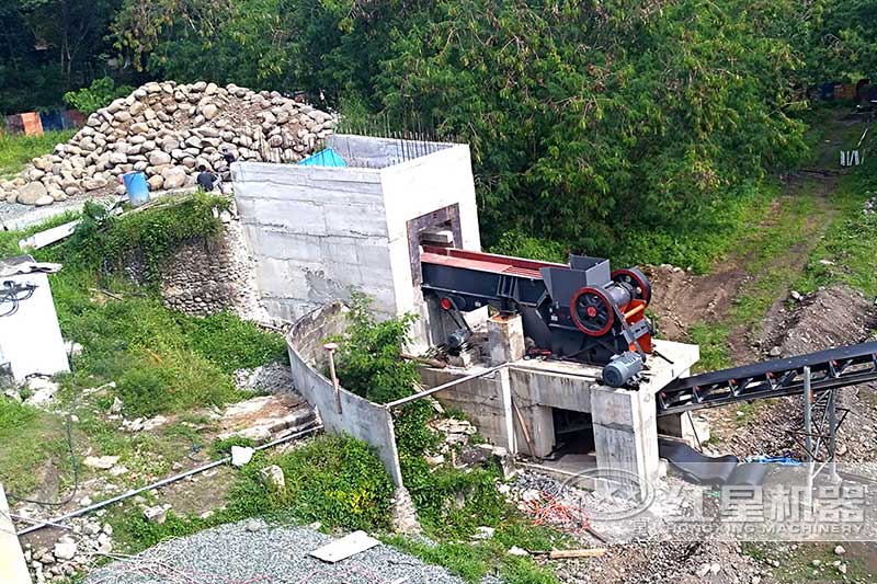 顎式破碎機破碎石灰石現(xiàn)場