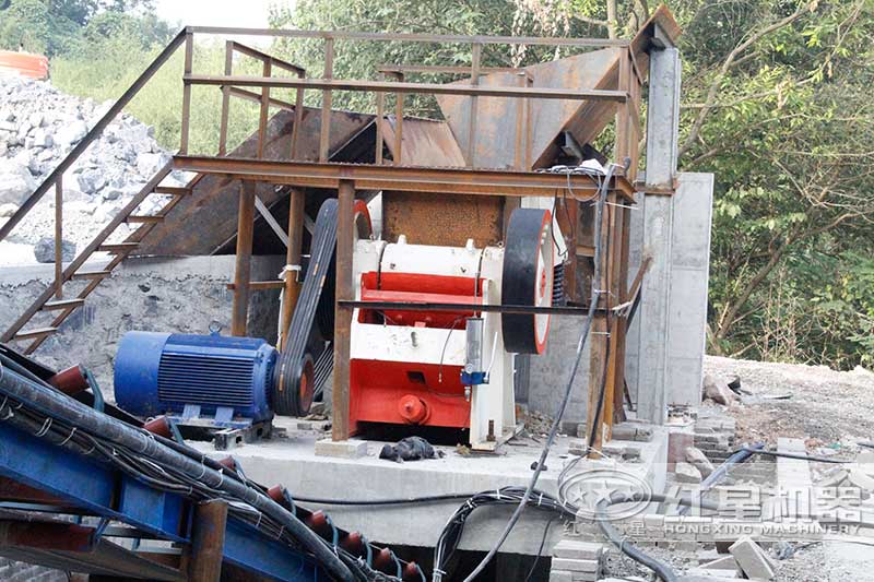 顎式破碎機加工現(xiàn)場