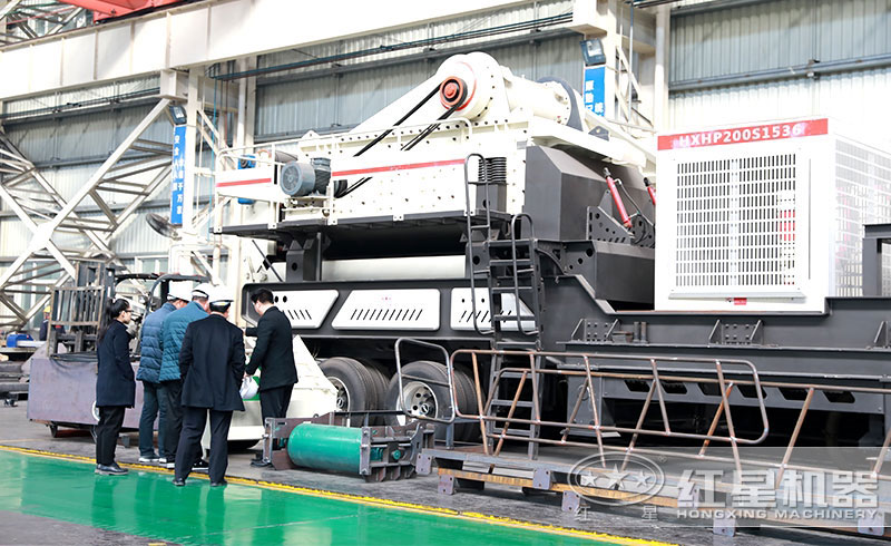 客戶參觀建筑垃圾粉碎機(jī)生產(chǎn)車(chē)間