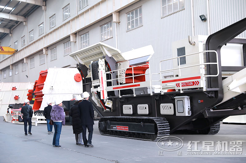 客戶來廠參觀移動破碎機(jī)