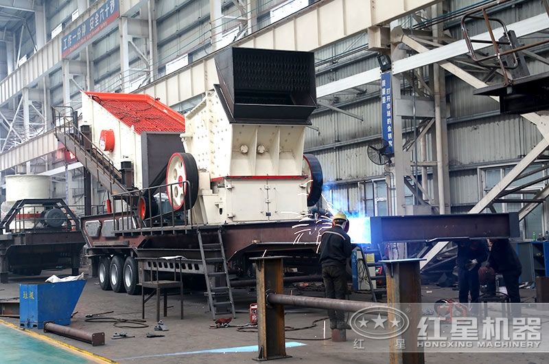 移動(dòng)碎石機(jī)生產(chǎn)車間