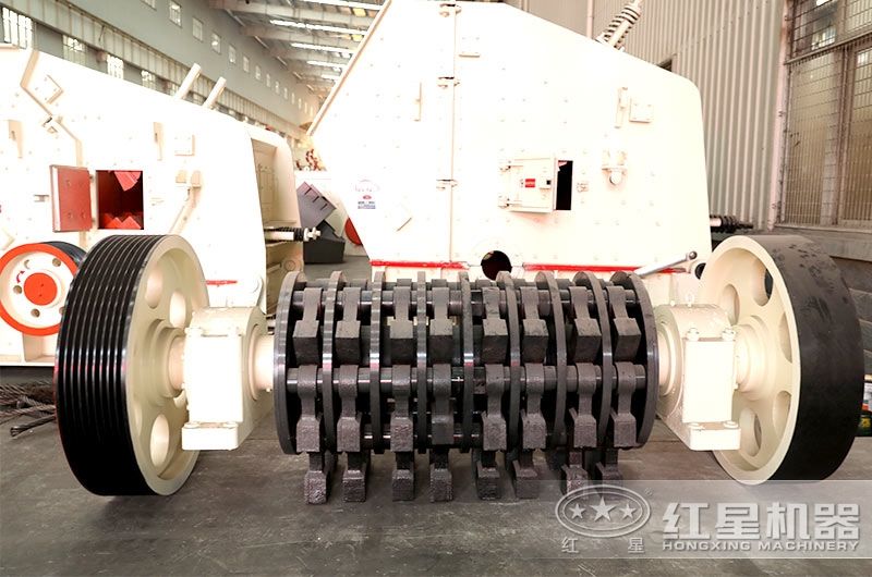 錘式破碎機(jī)主軸上懸掛錘頭