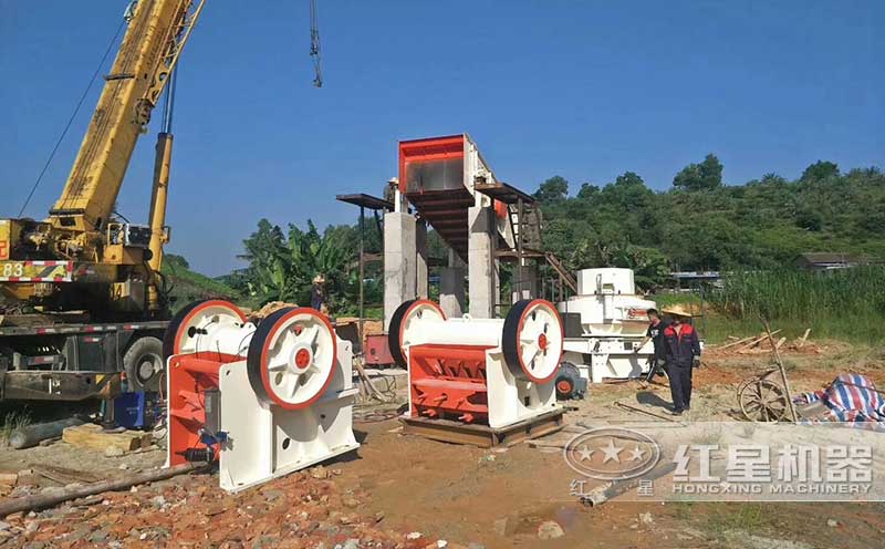 顎式破碎機(jī)工作現(xiàn)場