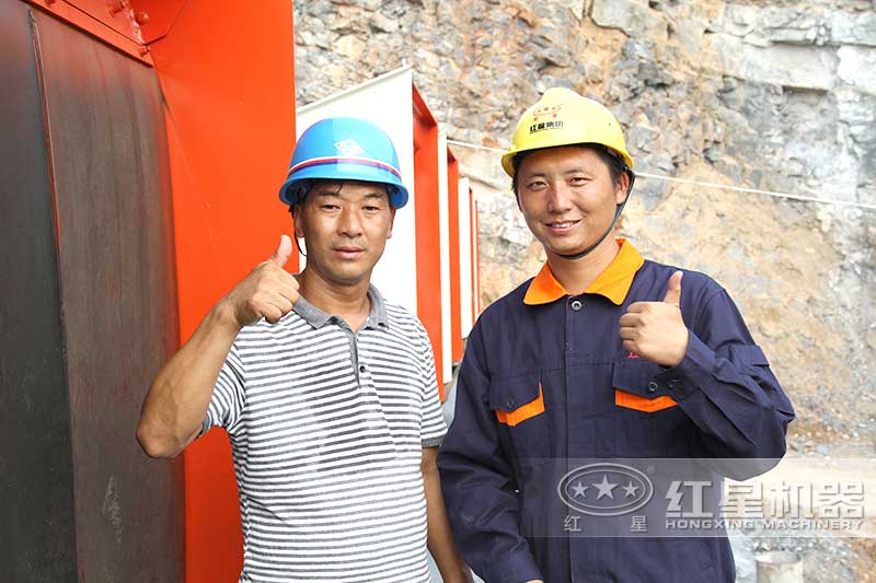 紅星技術(shù)人員與客戶合影留念