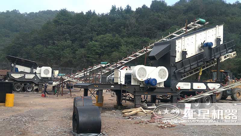 小型顎破移動(dòng)破碎站安裝現(xiàn)場(chǎng)