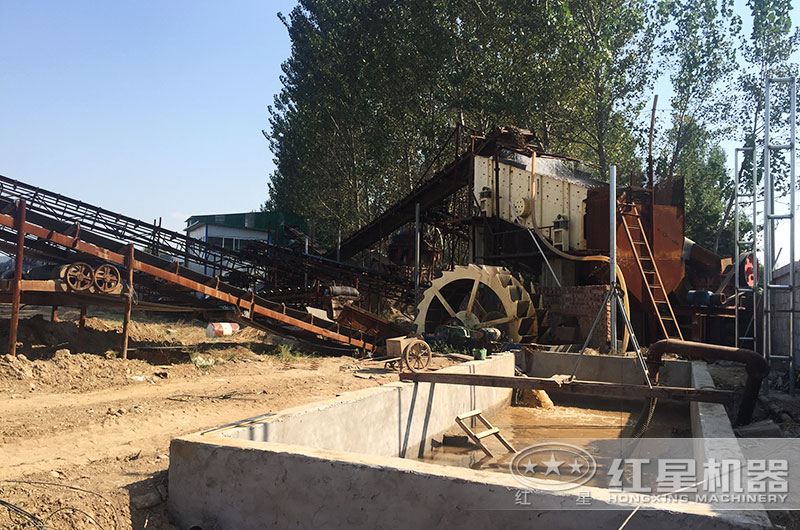 正在工作中的制沙設(shè)備現(xiàn)場