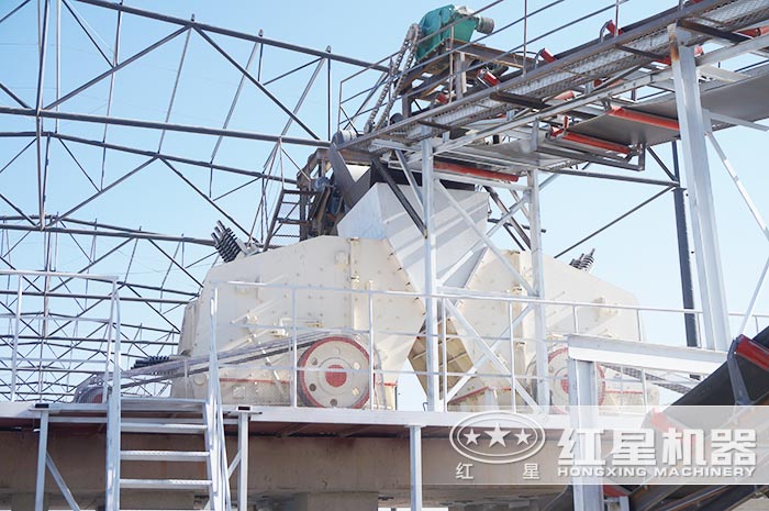 反擊式破碎機(jī)破碎現(xiàn)場(chǎng)