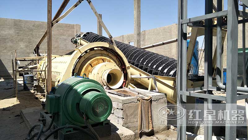 球磨機(jī)與螺旋分級(jí)機(jī)選礦現(xiàn)場(chǎng)