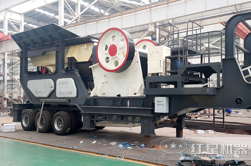輪胎移動(dòng)破碎機(jī)，搭載顎式破碎機(jī)