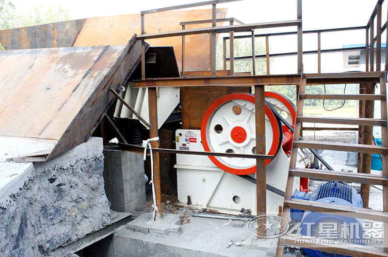固定式破碎機生產(chǎn)現(xiàn)場