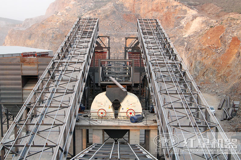 重錘式破碎機生產(chǎn)現(xiàn)場