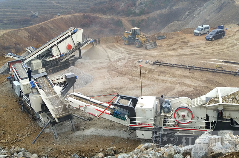 多級(jí)組合的移動(dòng)制砂工作現(xiàn)場(chǎng)