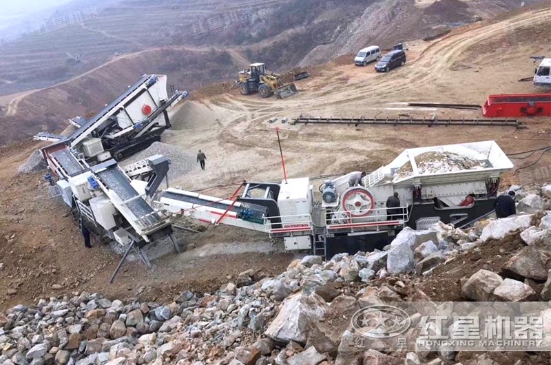 履帶車載碎石機(jī)在山上開(kāi)展碎石作業(yè)