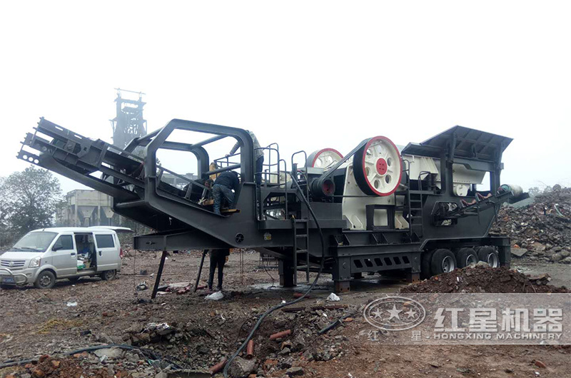 流動破石子機(jī)在建筑垃圾處理現(xiàn)場