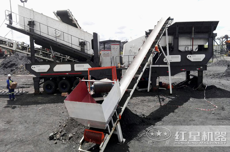 輪胎式移動碎石工作現(xiàn)場