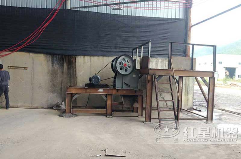 小型簡易破碎機加工現(xiàn)場