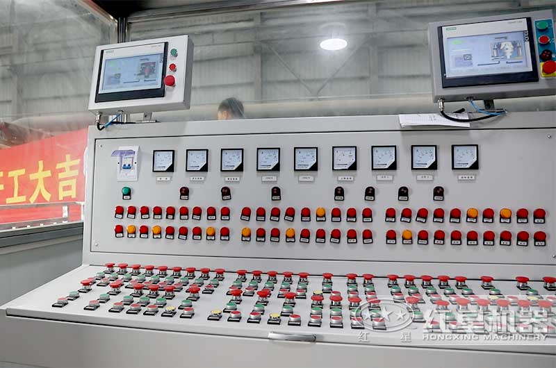 集中控制室操作臺(tái)實(shí)拍