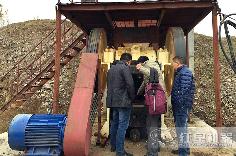 客戶參觀912碎石機現(xiàn)場