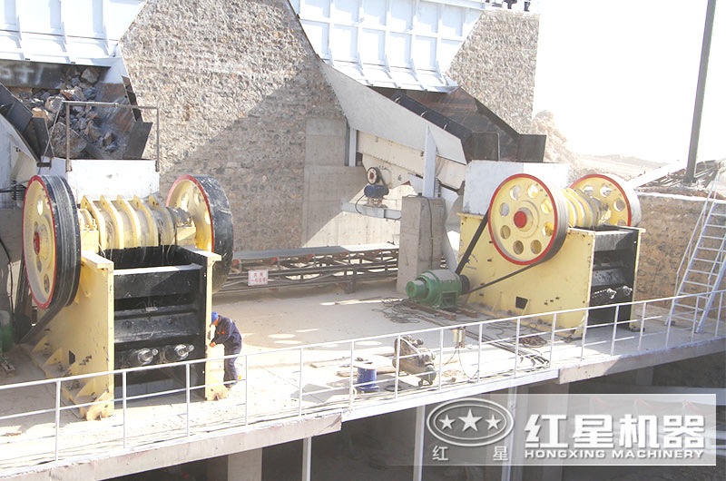 大型顎式破碎機(jī)生產(chǎn)現(xiàn)場(chǎng)
