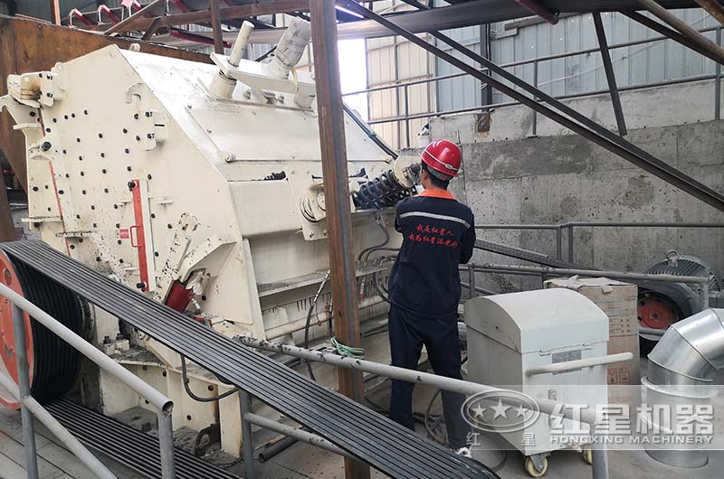 工作人員正在做開機(jī)前的全面檢查