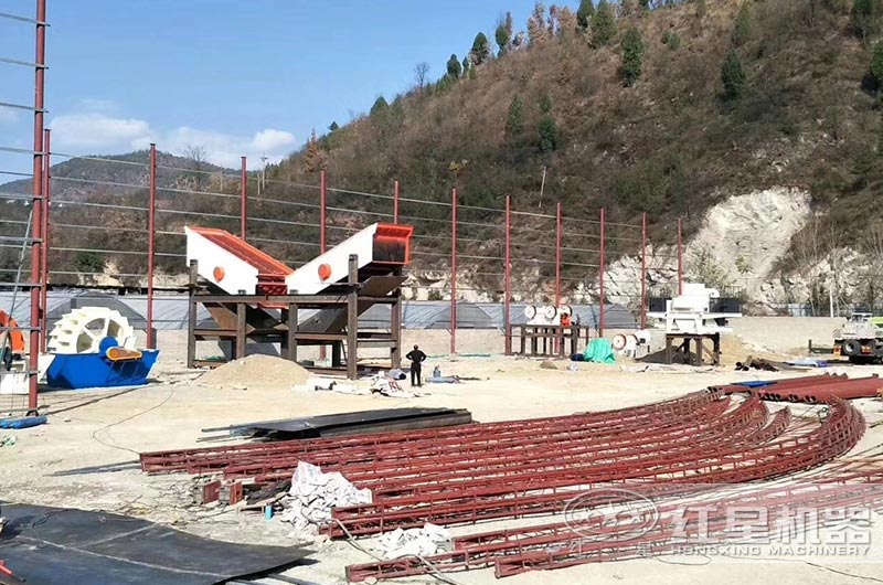 新開(kāi)辦的機(jī)制砂加工廠正在安裝設(shè)備