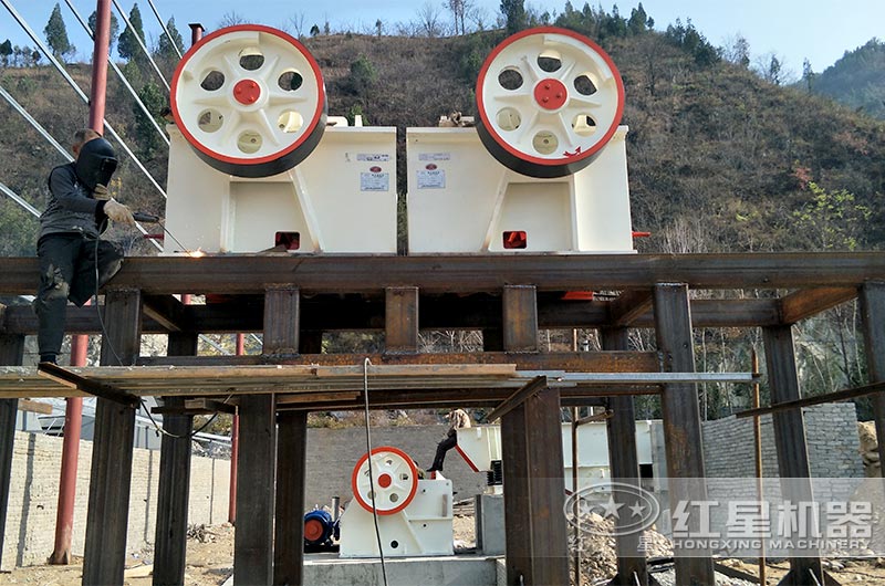 細(xì)牙顎式破碎機(jī)現(xiàn)場(chǎng)