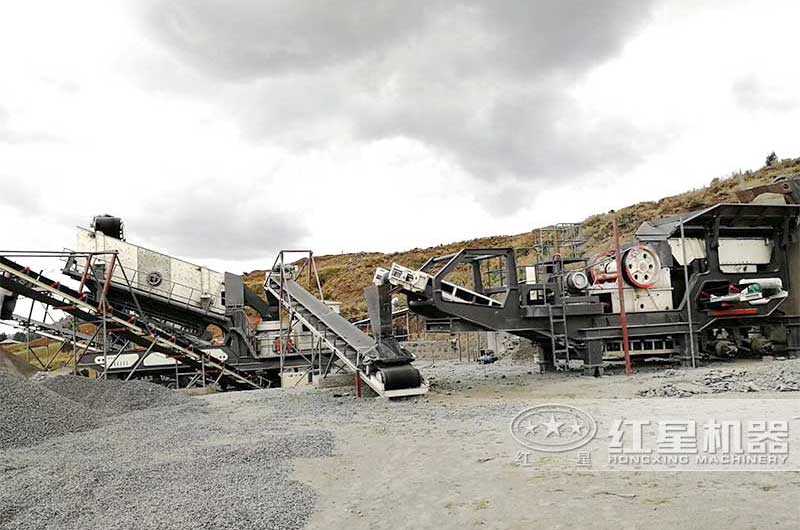 移動(dòng)石料破碎機(jī)作業(yè)現(xiàn)場(chǎng)實(shí)拍