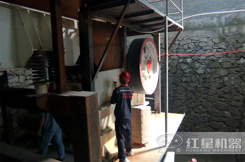 顎式破碎機(jī)現(xiàn)場