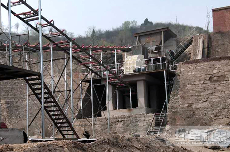 大型重錘式破碎機(jī)現(xiàn)場(chǎng)