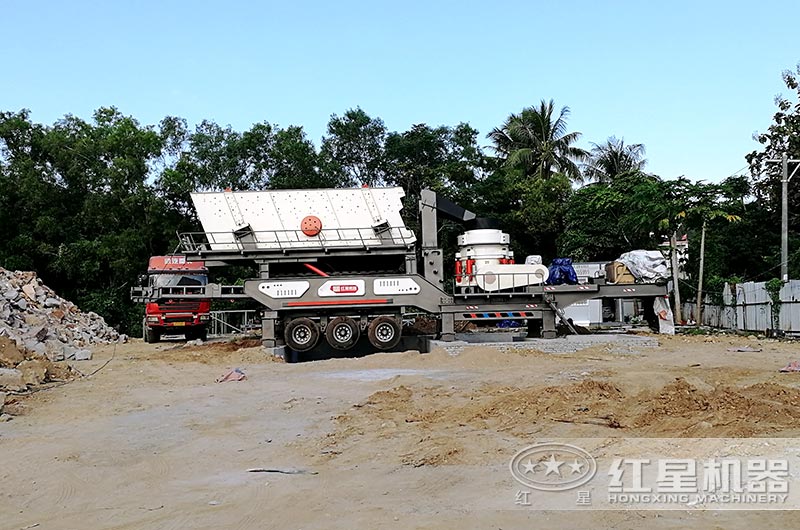 半移動(dòng)破碎機(jī)生產(chǎn)現(xiàn)場(chǎng)