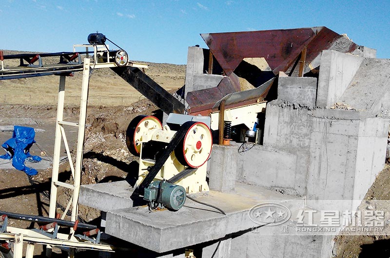 時(shí)產(chǎn)10噸小型顎破生產(chǎn)現(xiàn)場(chǎng)