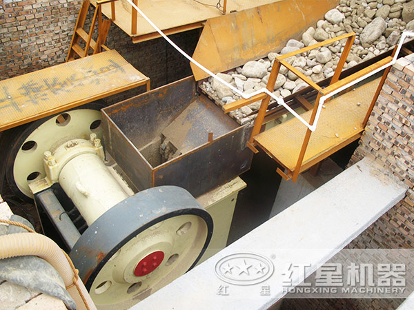 石英石粉碎機(jī)生產(chǎn)現(xiàn)場(chǎng)