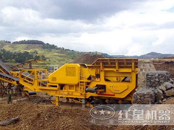 移動式破碎機現(xiàn)場圖