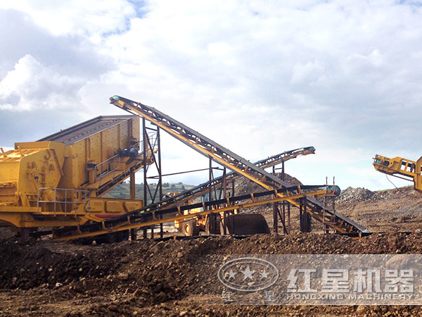 時(shí)產(chǎn)300噸車載移動(dòng)式破碎站現(xiàn)場圖