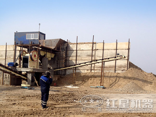 顎式破碎機現(xiàn)場圖